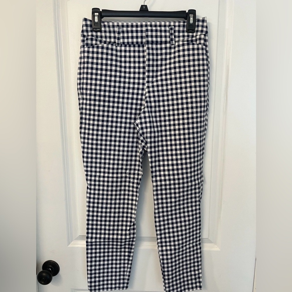 Old Navy Women’s Navy and White Checkered Pixie pants with Secret slim pockets